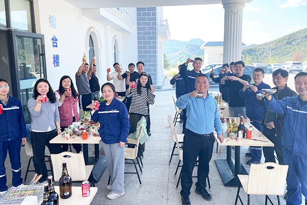聚餐举杯.png